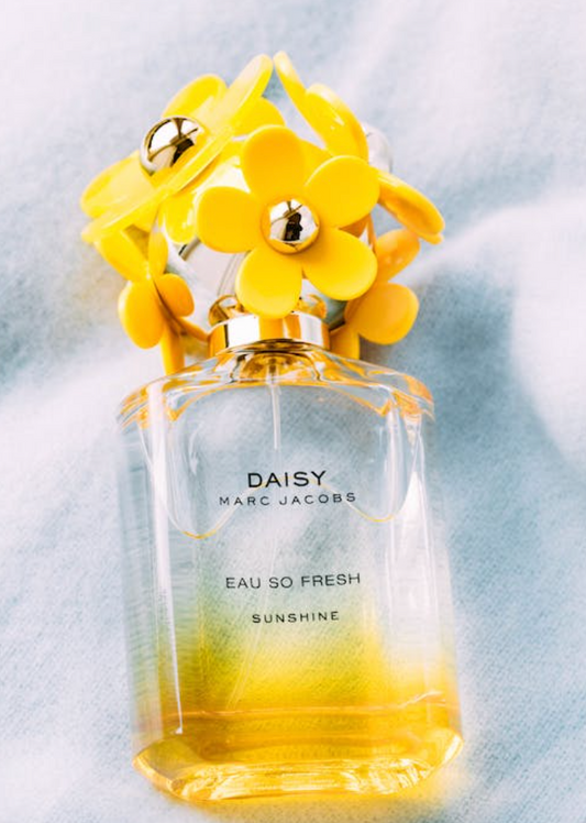 bottle of daisy eau so fresh perfume by marc jacobs with a yellow yap