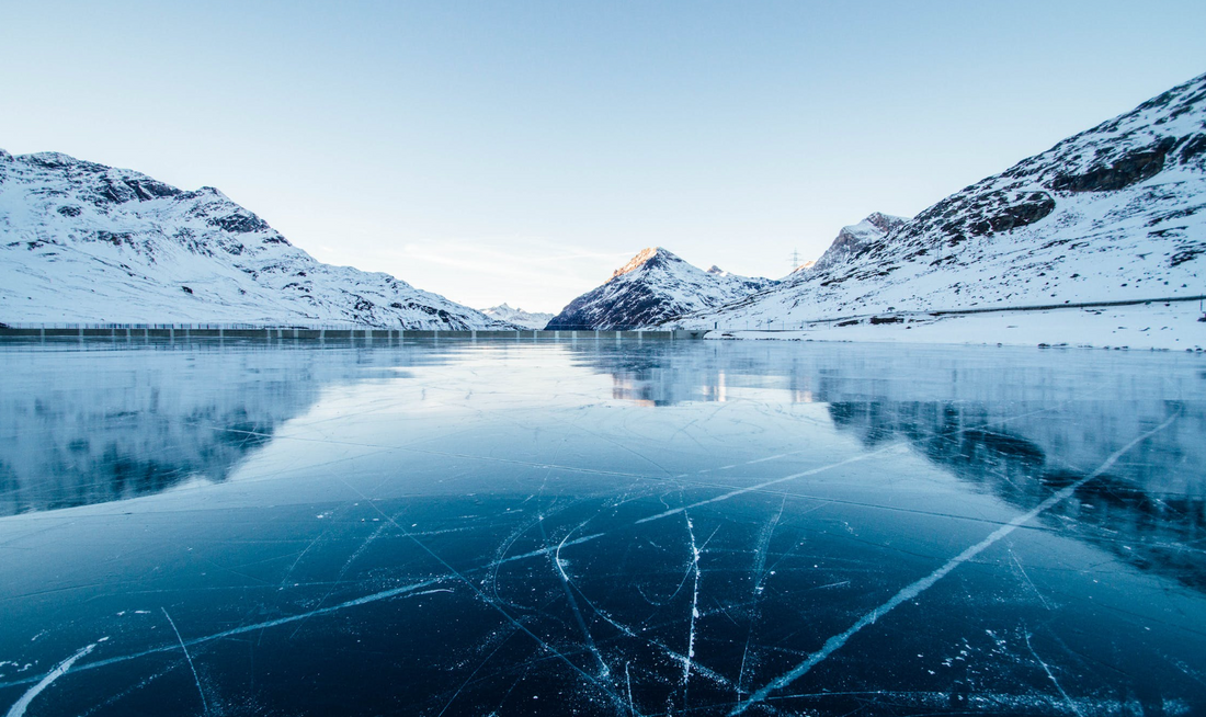photo of an icy frozen river in the glaciers